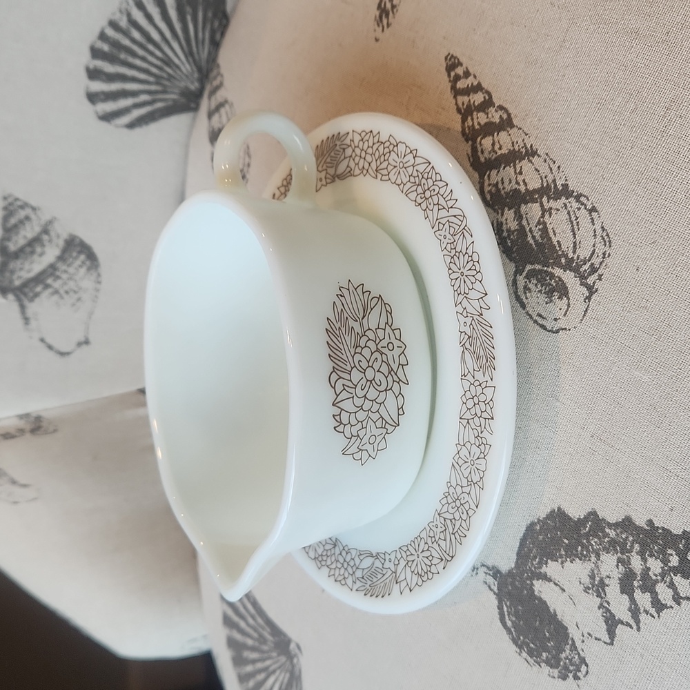 Pyrex gravy boat set